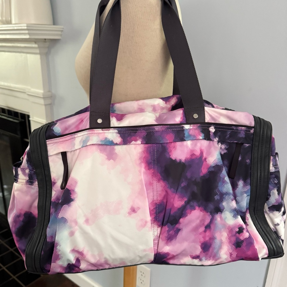 Lululemon duffle in Blooming Pixie print NEW NWOT rare!! - Picture 5 of 12